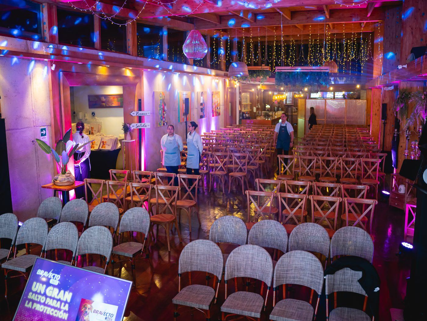 Salón montado para el evento Bravecto