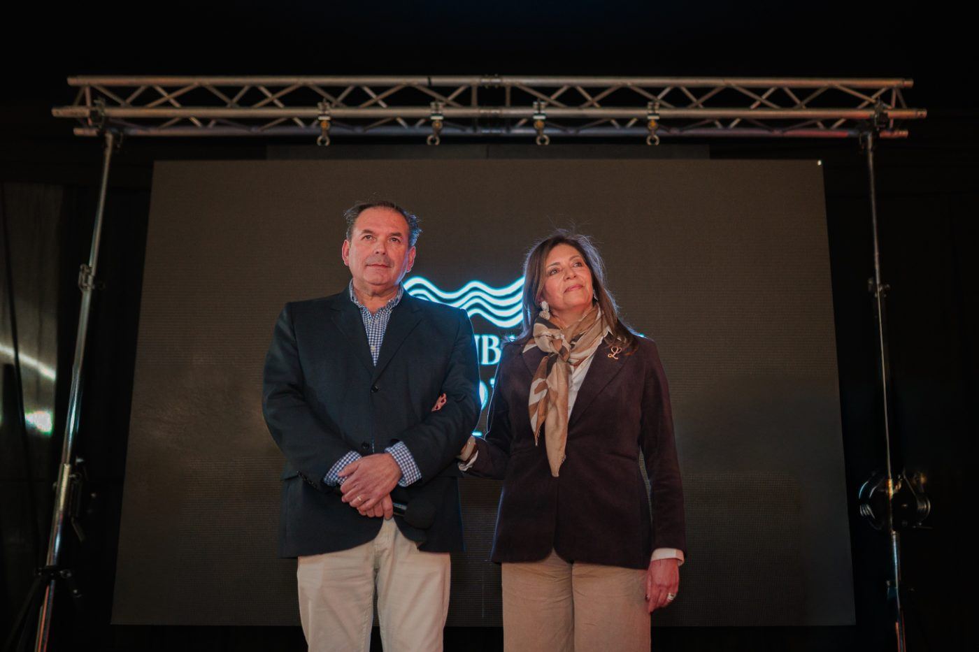 Brindis de inauguración en el escenario