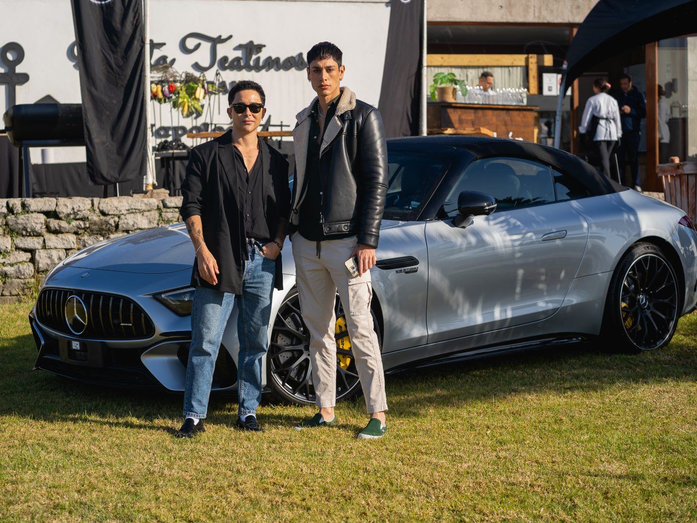 Invitados junto al Mercedes-AMG
