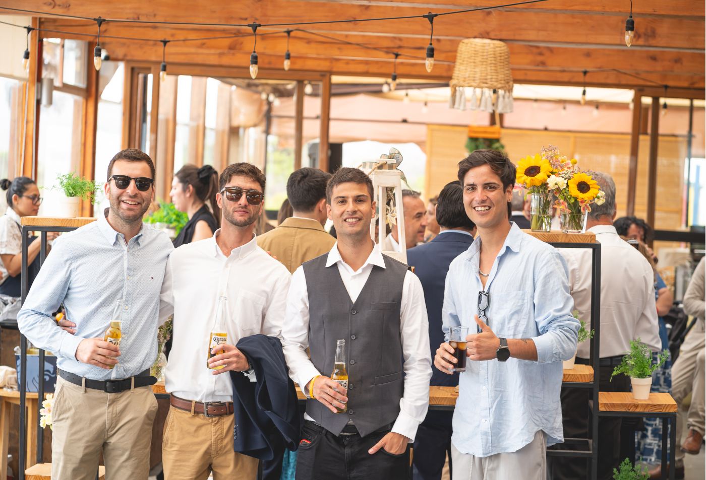 Amigos del novio en la recepción
