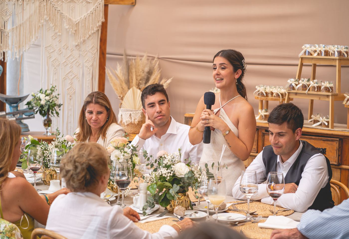 La novia da un discurso en la mesa