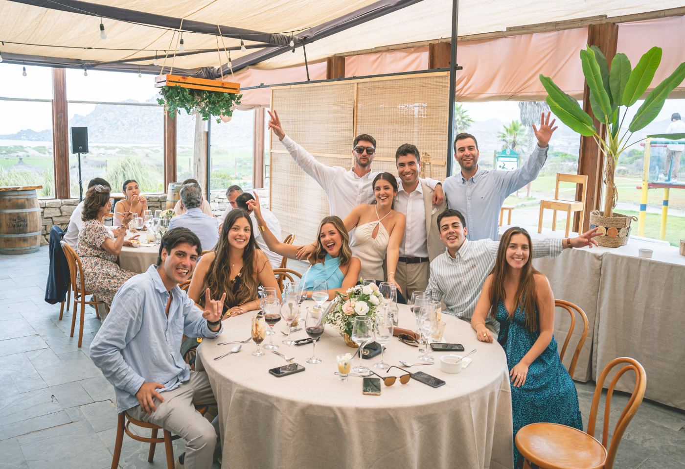 Amigos celebrando en la recepción