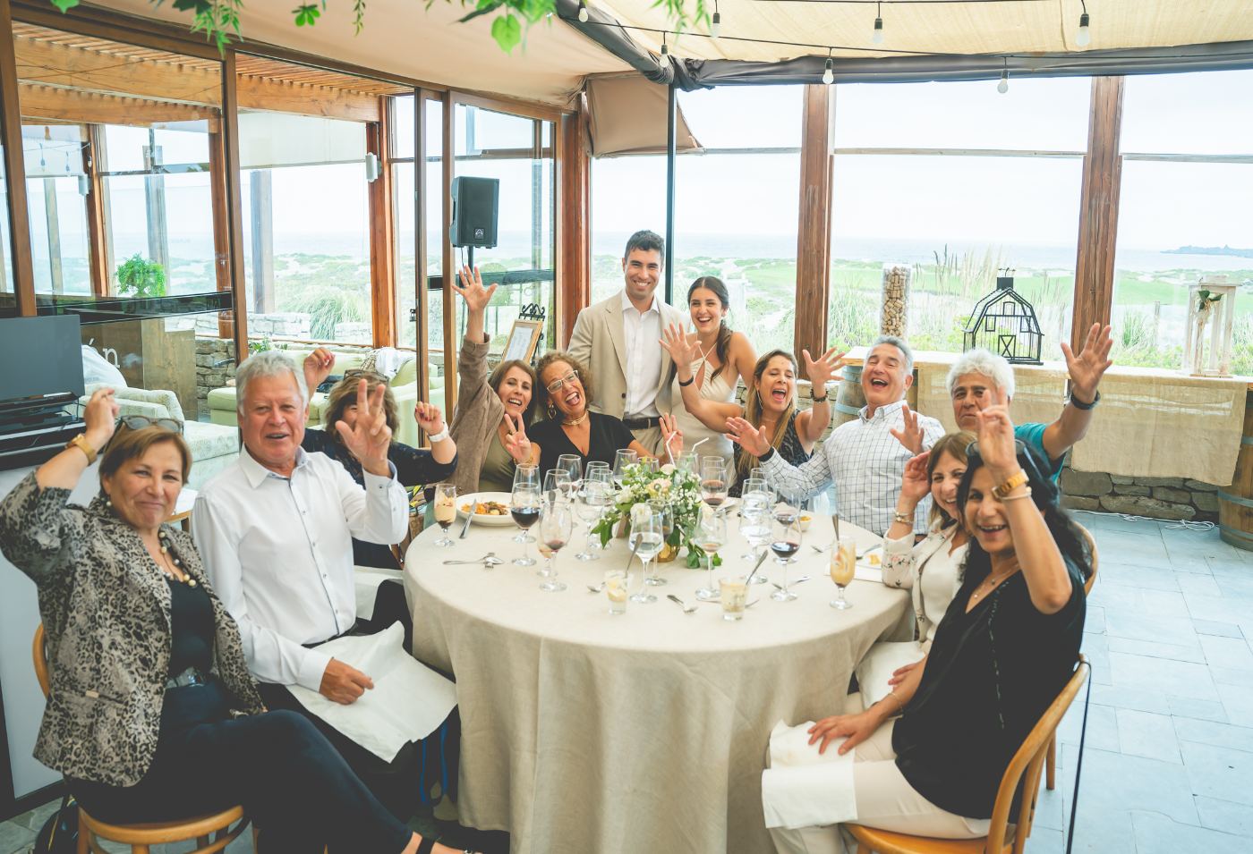 Familia en la mesa del matrimonio