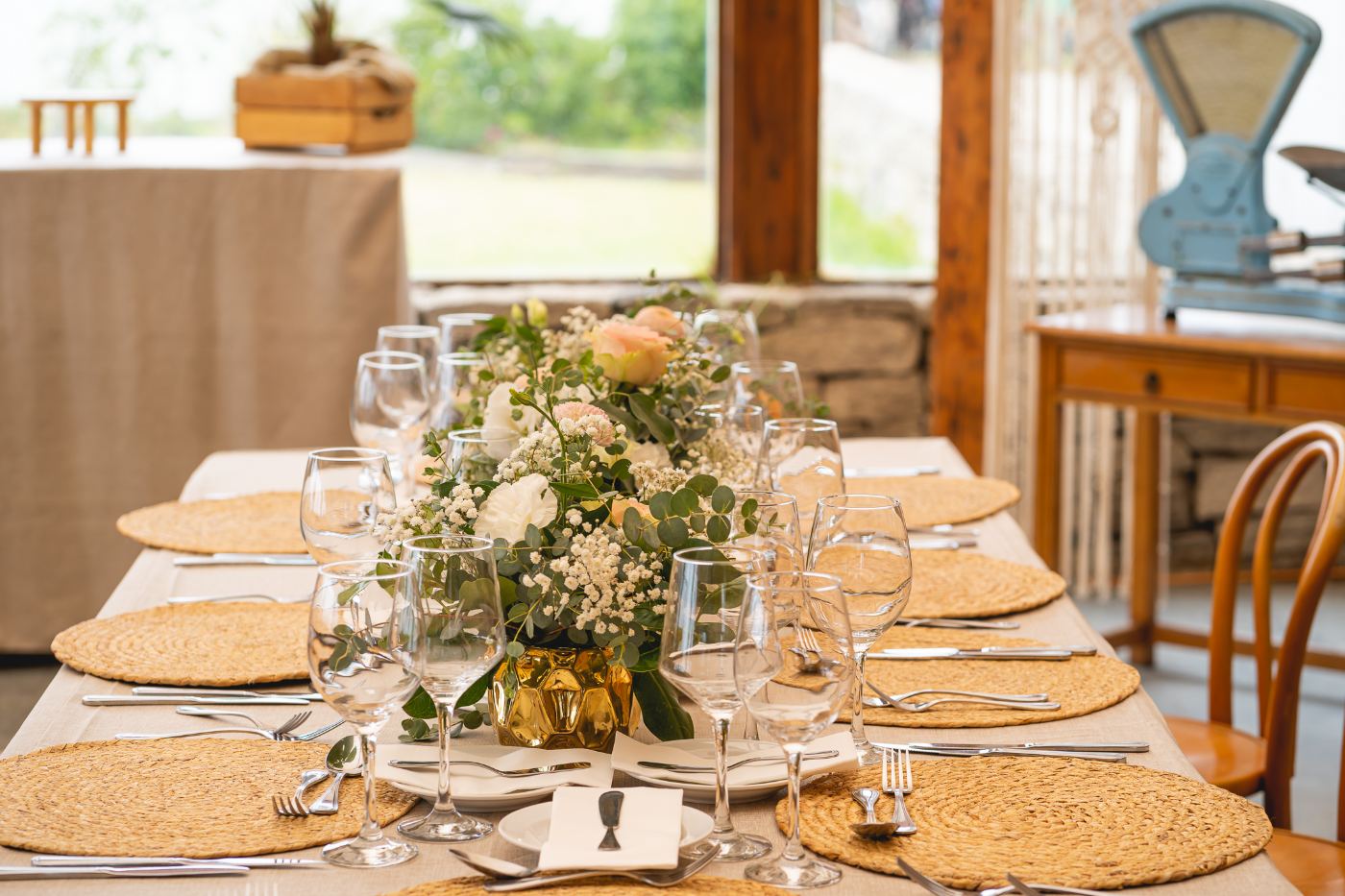 Montaje de mesa larga con flores
