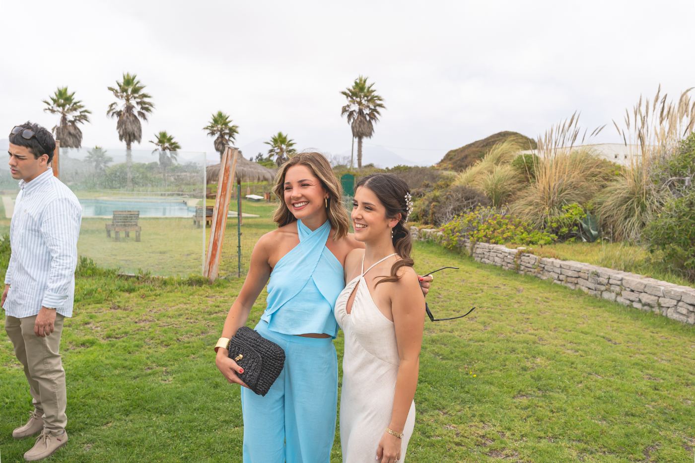 La novia con una amiga en el jardín