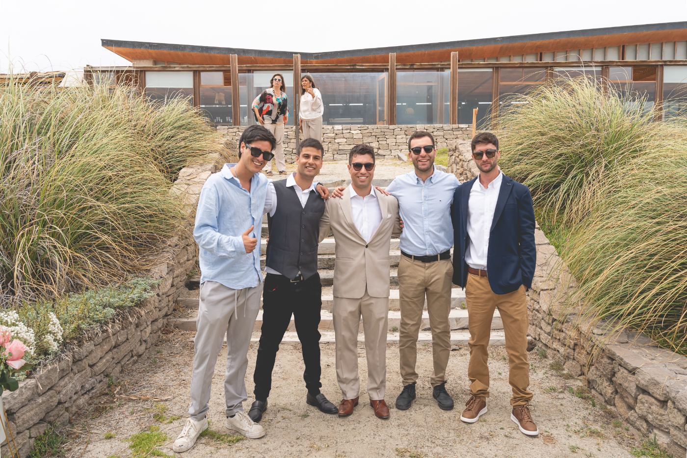 El novio con sus amigos