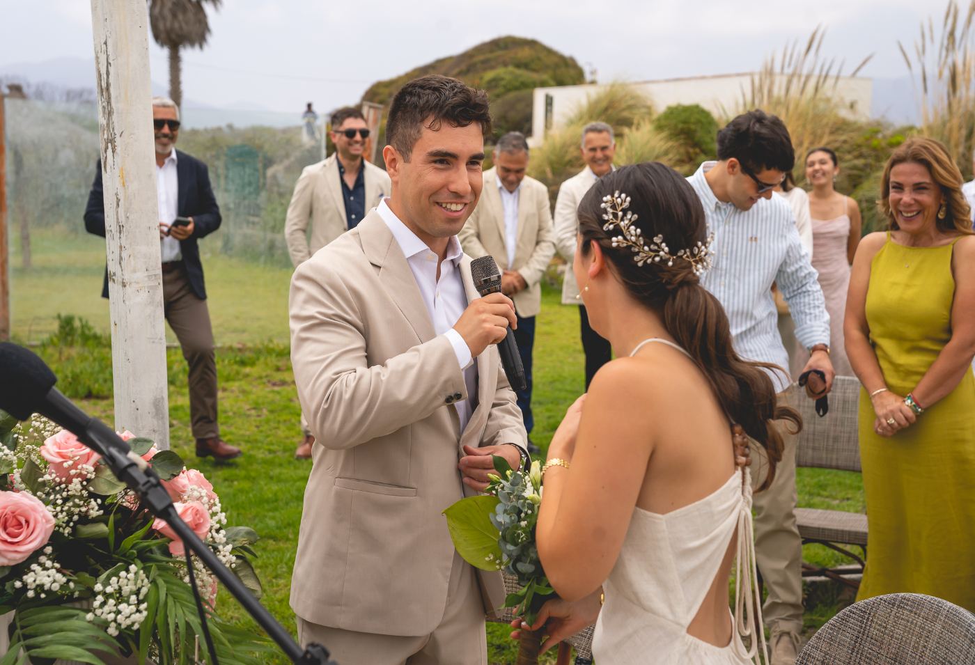 El novio lee sus votos · ceremonia al aire libre