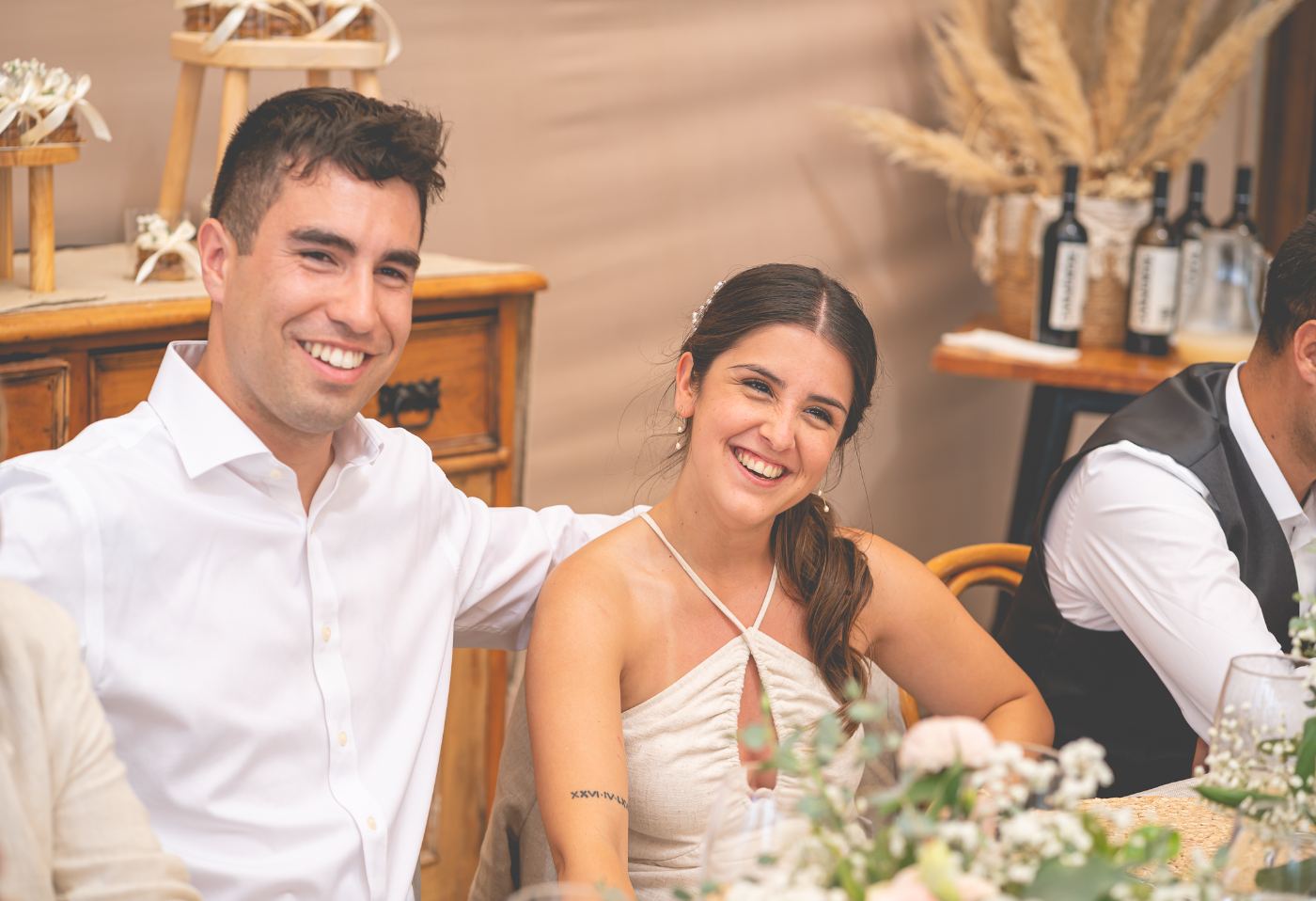 Los novios entre risas en la recepción
