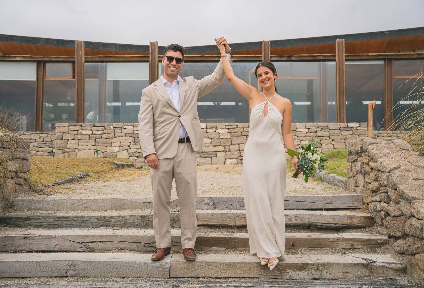 Recién casados celebrando en Serena Golf