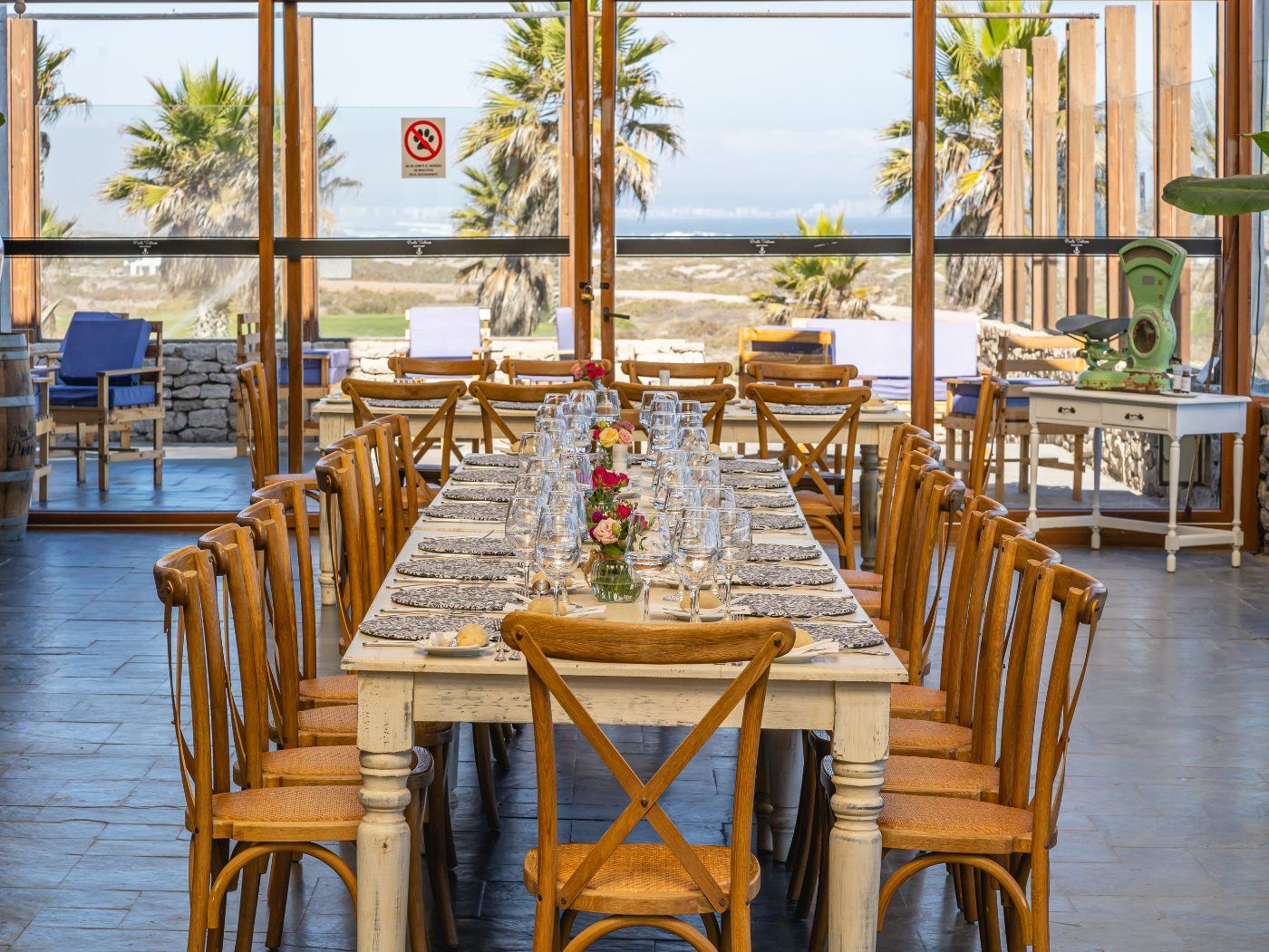 Mesa larga con vista al mar · Punta de Teatinos