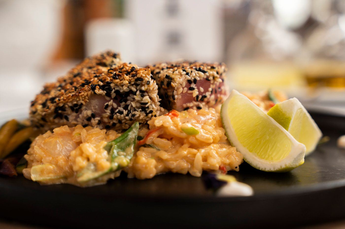 Atún en costra de sésamo con risotto