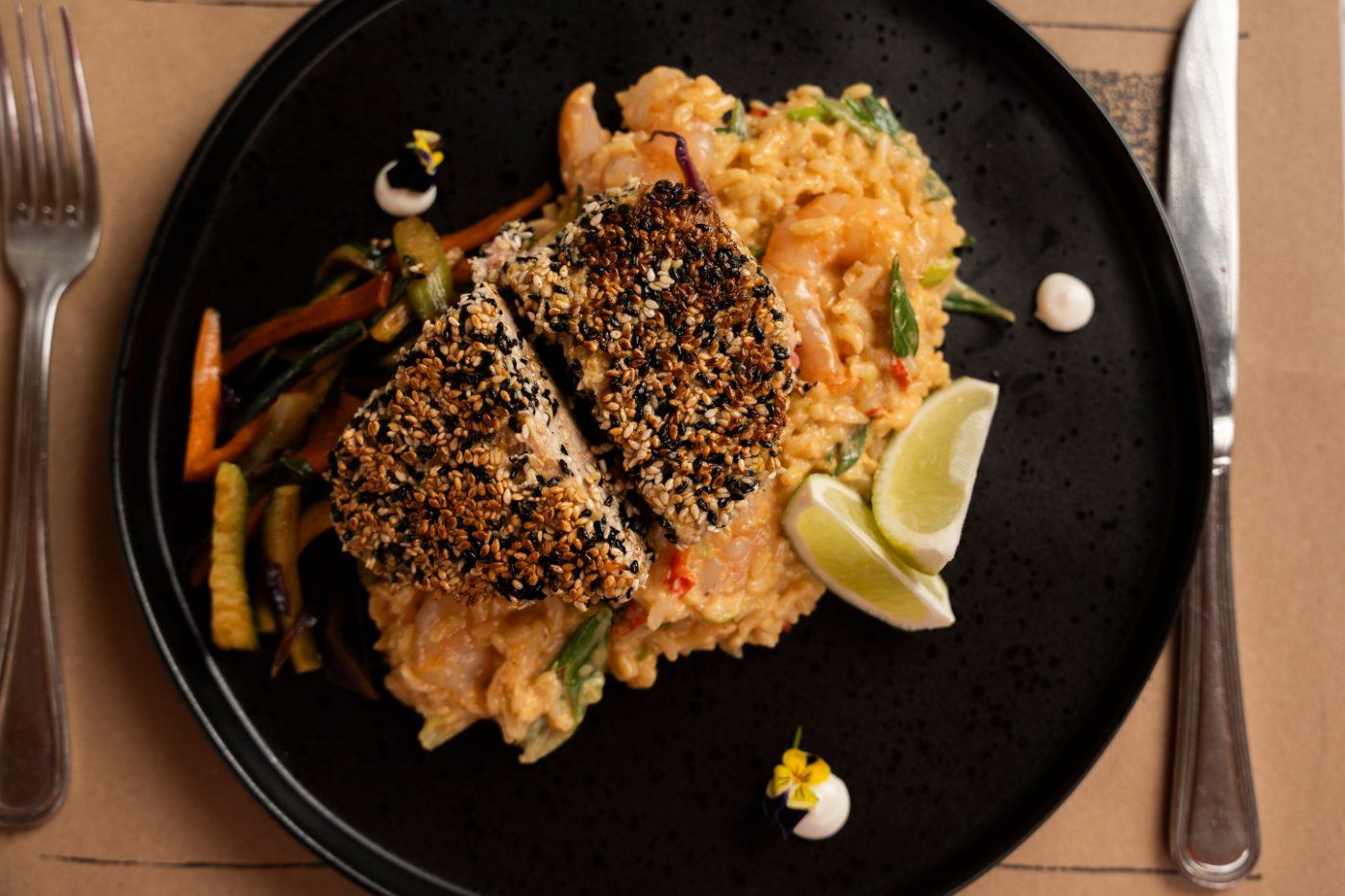 Atún sésamo con risotto de camarón