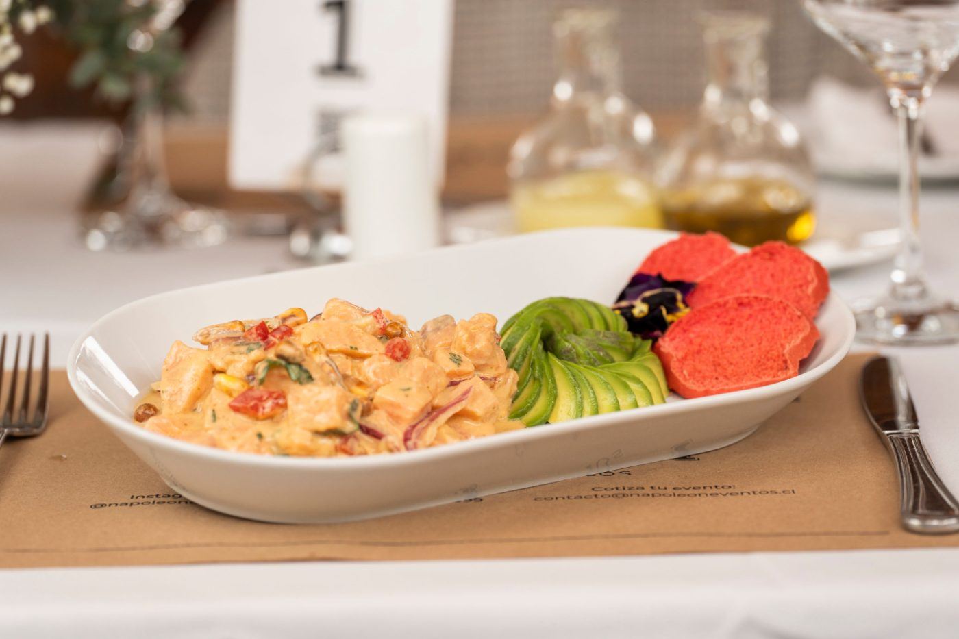 Ceviche de salmón con palta