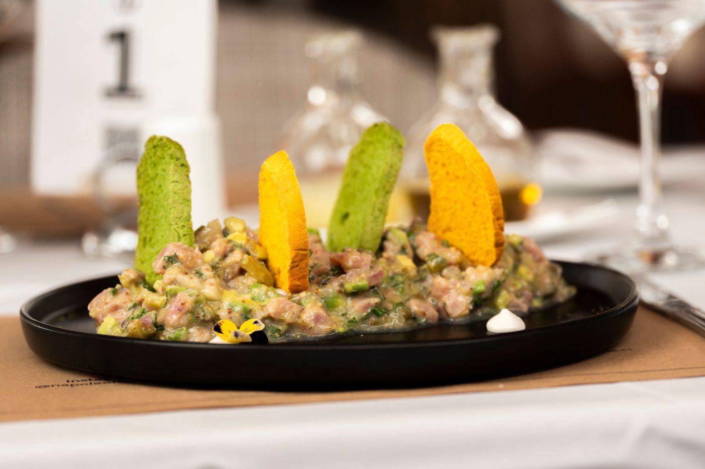 Tártaro con tostadas de colores