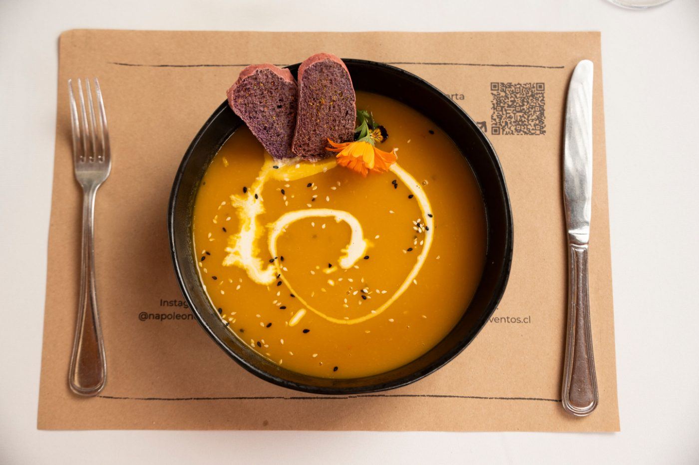 Crema de zapallo con sésamo