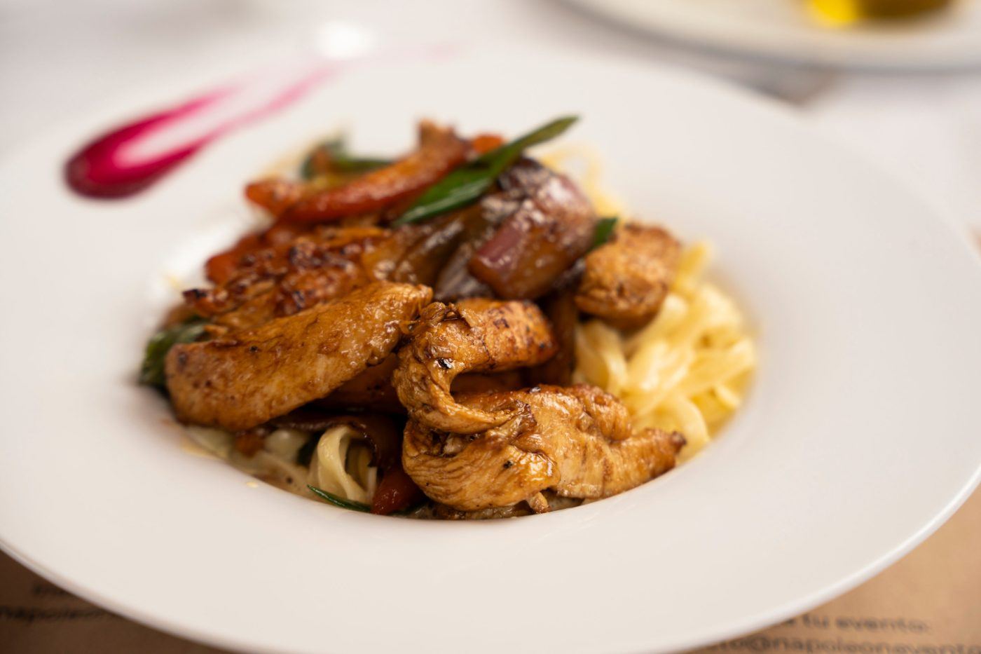 Pollo salteado con fetuccine